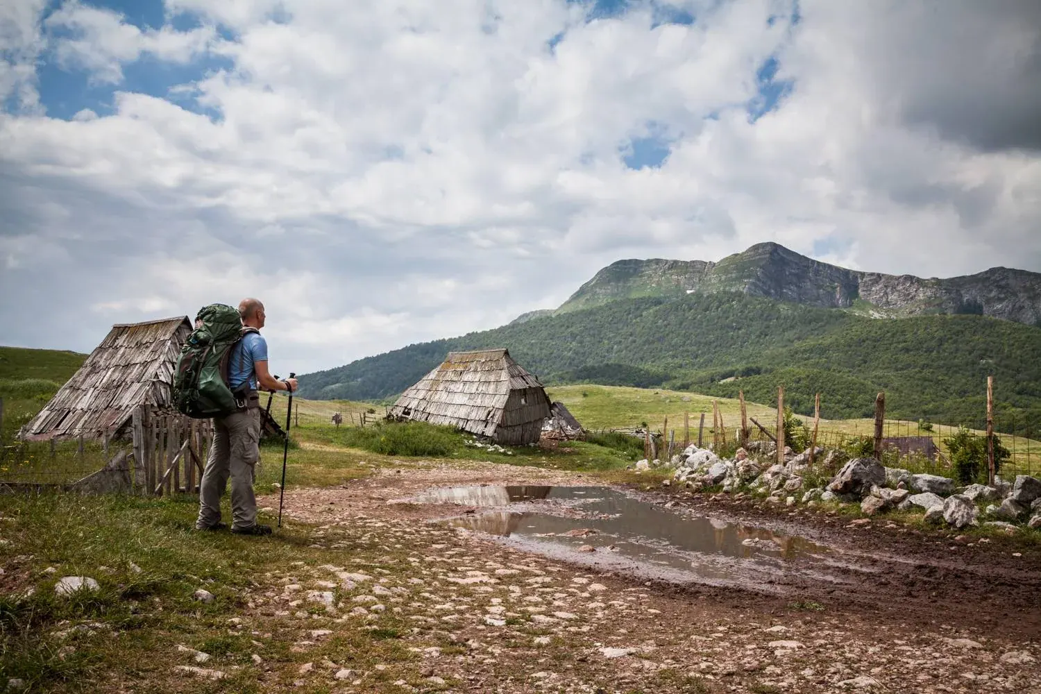 Planinari na stazi kroz planinski krajolik Bjelašnice