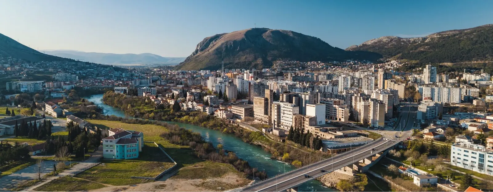 Panoramski pogled na Mostar i rijeku Neretvu