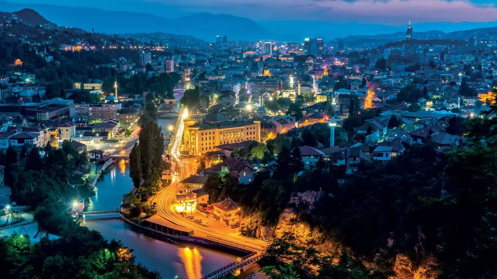 Noćna panorama Sarajeva i osvijetljenog gradskog centra