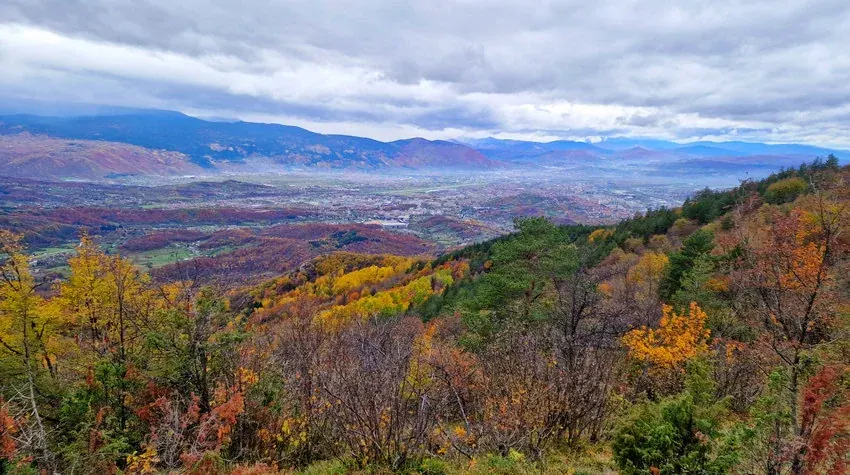 Jesenji panoramski pogled s Trebevića na Sarajevo