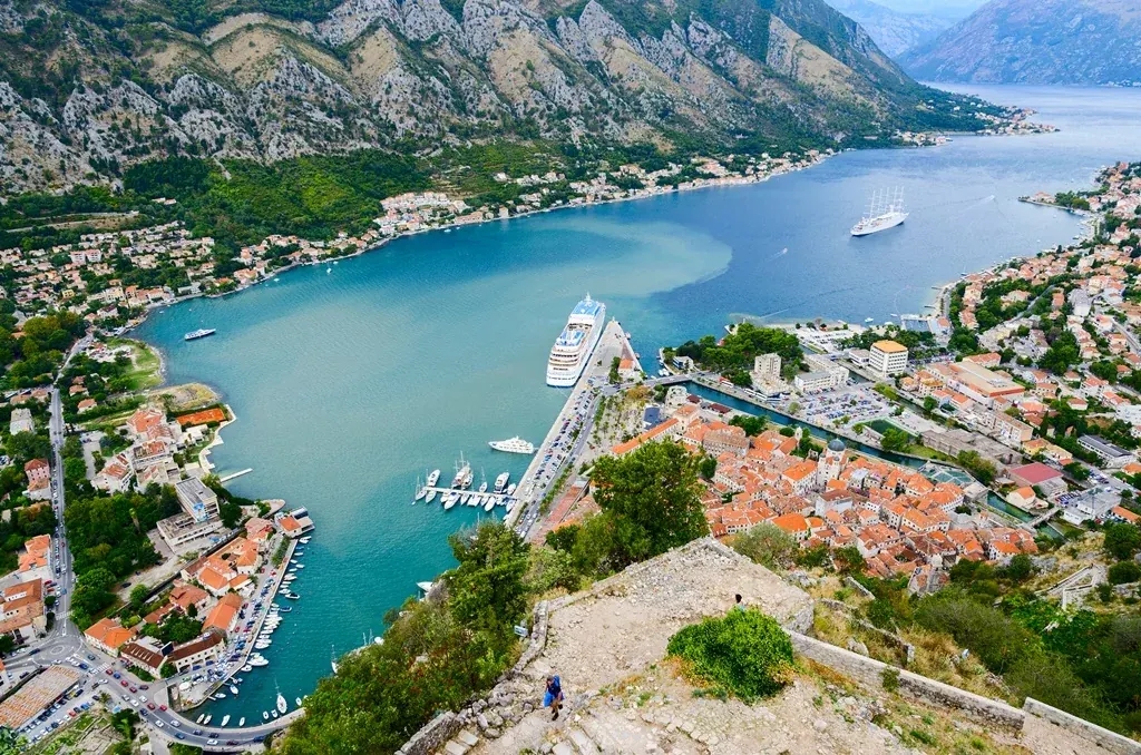 Panoramski pogled iz zraka na Kotor i Kotorski zaljev okružen planinama