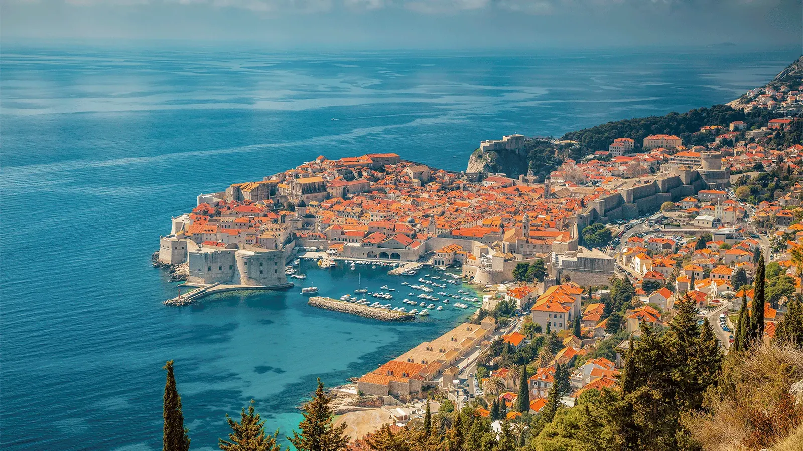 Panoramski pogled na stari grad Dubrovnik, gradske zidine i Jadransko more