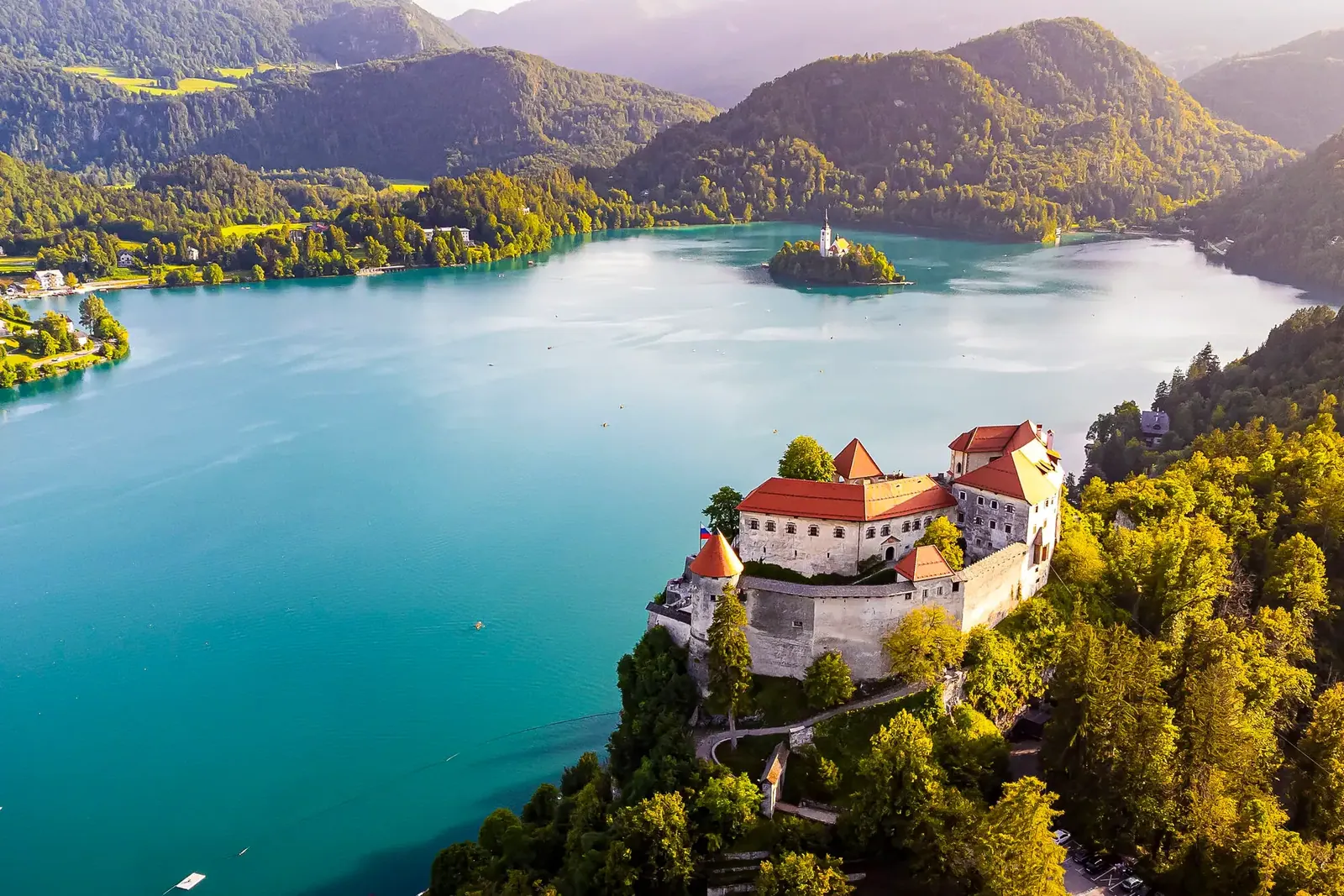Zračni pogled na Blejski grad koji nadgleda Blejsko jezero i Blejski otok