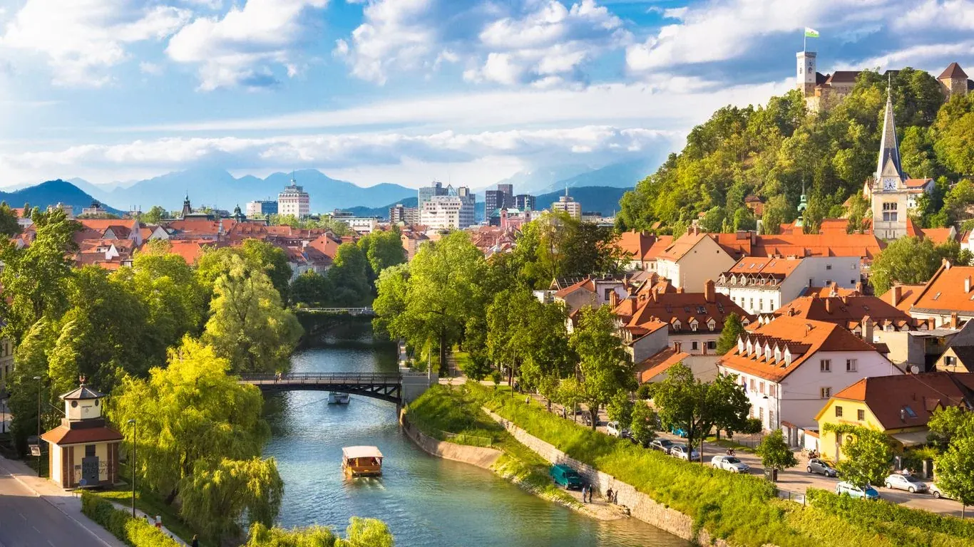 Panoramski pogled na Stari grad Ljubljane i rijeku Ljubljanicu